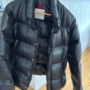 Moncler Everest  - Lite använd jacka men inga synliga skador, priset är inte hugget i Sten