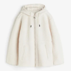Teddyjacka hm - Säljer min supermysiga Teddyjacka i vit/cremevit. Älskar den men får ingen användning då jag har en annan. Köpt för 550kr säljer för 300kr💕💕storlek Xs men stor i storleken och passar mig bra som vanligtvisa har S.  Skriv för frågor! 