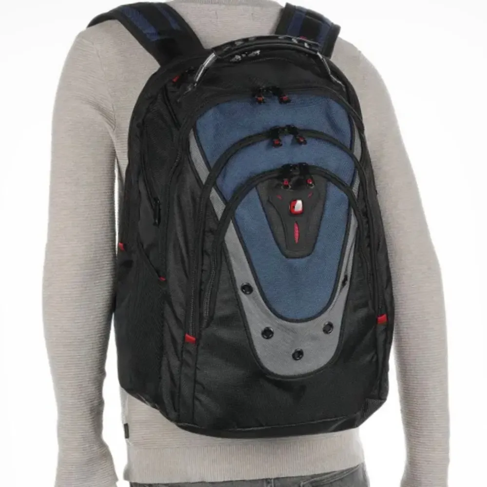 Wenger Swissgear Backpacks 17 tums bärbar ryggsäck med en rejäl bärhandtag. Material: återvunnen polyester Datorfack : Lämplig för Laptops upp till 17 inches, mat, resa, kläder, m.m. Storlek: 17 tum Vikt: 1,6 kg Volym: 23 L Färg: Svart , blå , röd . Laukut & Käsilaukut.