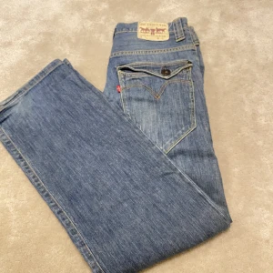 Lågmidjade Jeans - Supersnygga lågmidjade levis jeans som tyvärr inte passar mig, innerbenslängden är 72cm och midjemåttet är 36cm
