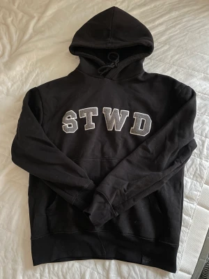 Hoodie - Skit snygg hoodie från pull&bear, sparsamt använd säljer då den knappt används 