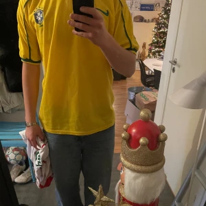 Brasilien t-shirt - Säljer denna Brasilien tröjan då jag aldrig använder den!  Köpt på någon secondhand för ca 1 år sedan 