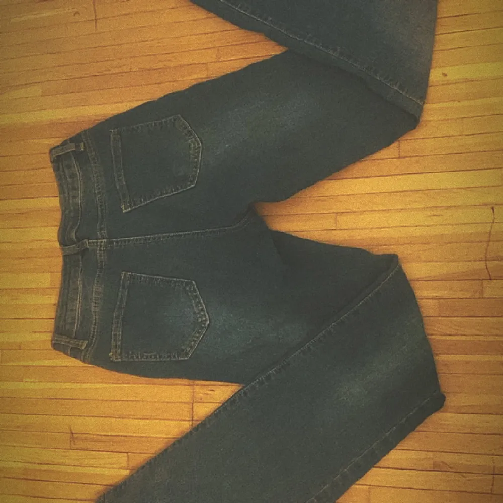 Lågmidjad bootcut jeans . Jeans & Byxor.
