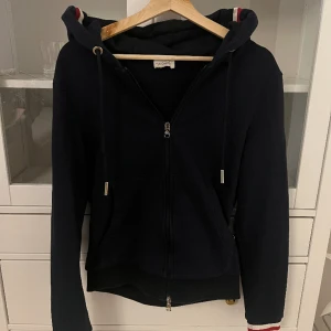 Marin Blå Moncler Zip - Tjena! Säljer min Moncler zip, köptes i somras. Vid övriga funderingar så är det bara att höra av sig. 