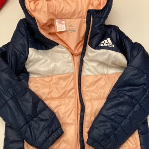 Adidas vinterjacka - Rosa/blå jacka stlk 170