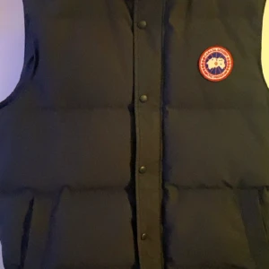 Canada Goose Väst - Canada Goose Väst, i storlek XL har inga defekter, hål eller liknande. Pris kan diskuteras