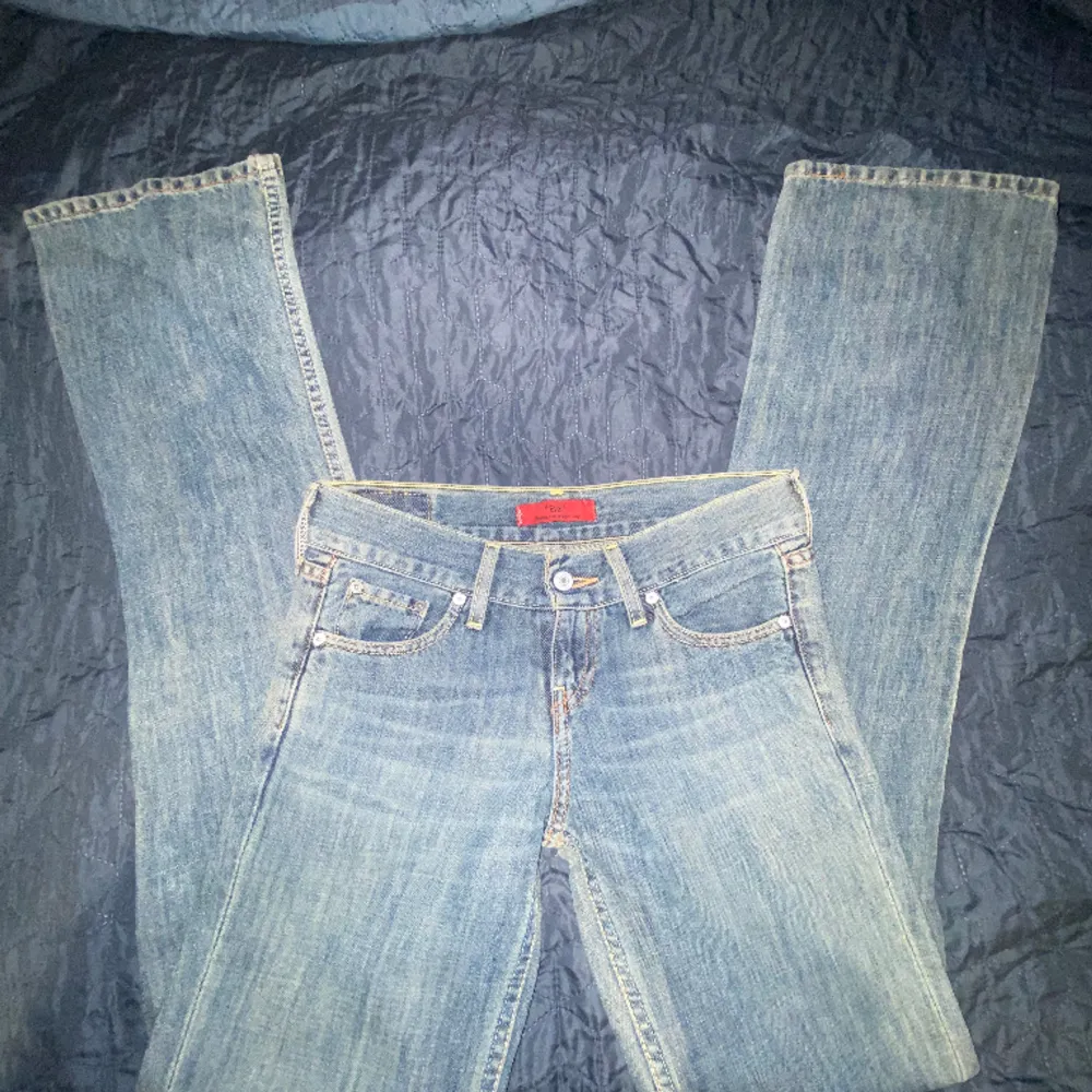 Helt nya lågmidjade o bootcut/straight jeans från Levis💓 Super fin wash🤍 Storleken är W26 L34 Midjemåttet rakt över- 36 cm  Innebenslängden- 86 cm  Hör gärna av er om ni har frågor💗  Kolla gärna mina andra annonser! . Jeans & Byxor.
