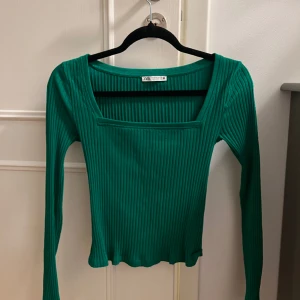 Grön topp Zara - Grön trikåtopp från Zara. Storlek XS. 