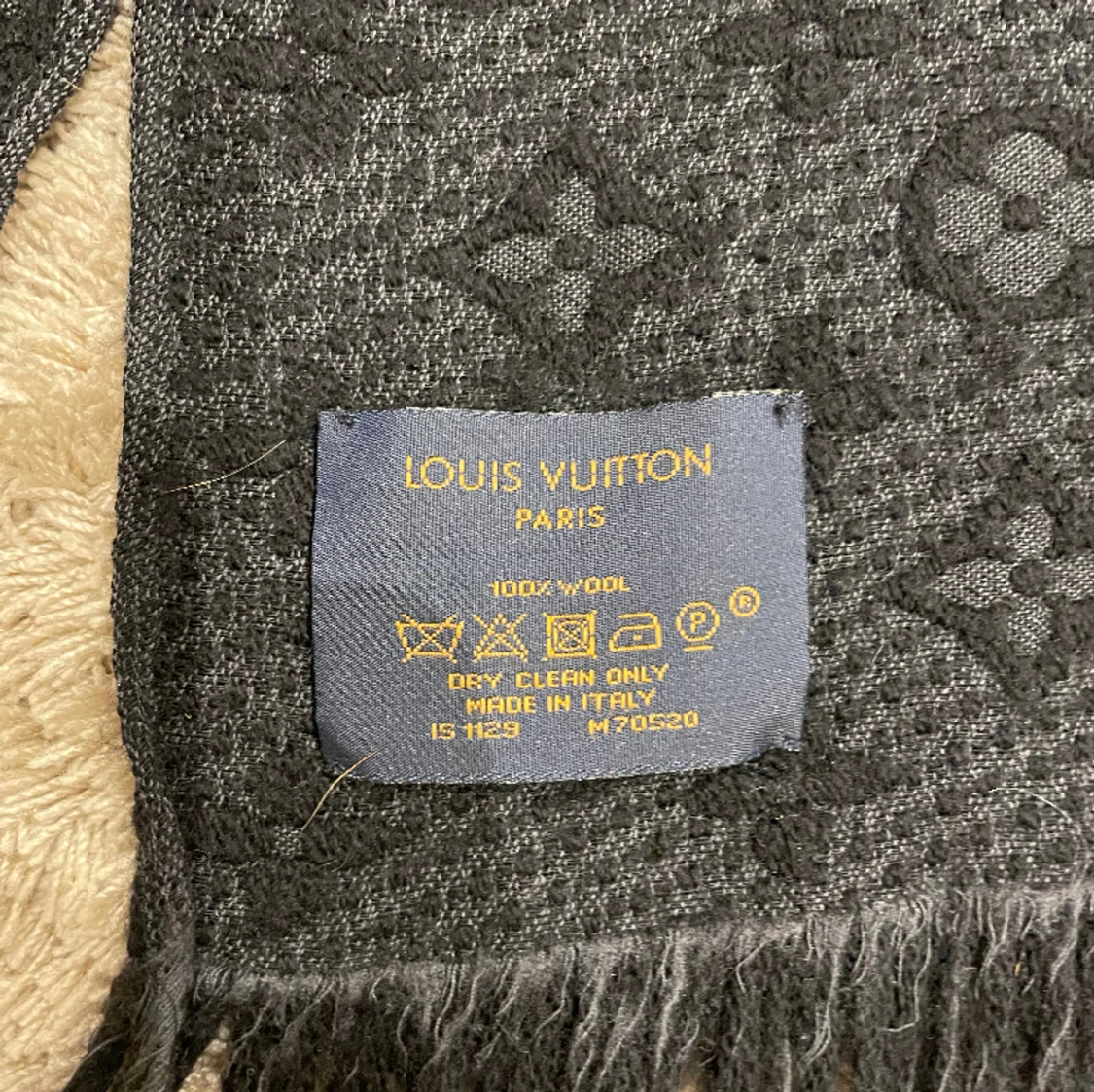  Louis Vuttion Monogram Classic Scarf - 90