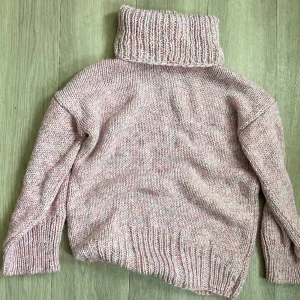 High neck tröja i alpacka-blandning  - Aldrig använd.  10% alpacka  20% ull  50% akryl 20% viscose 