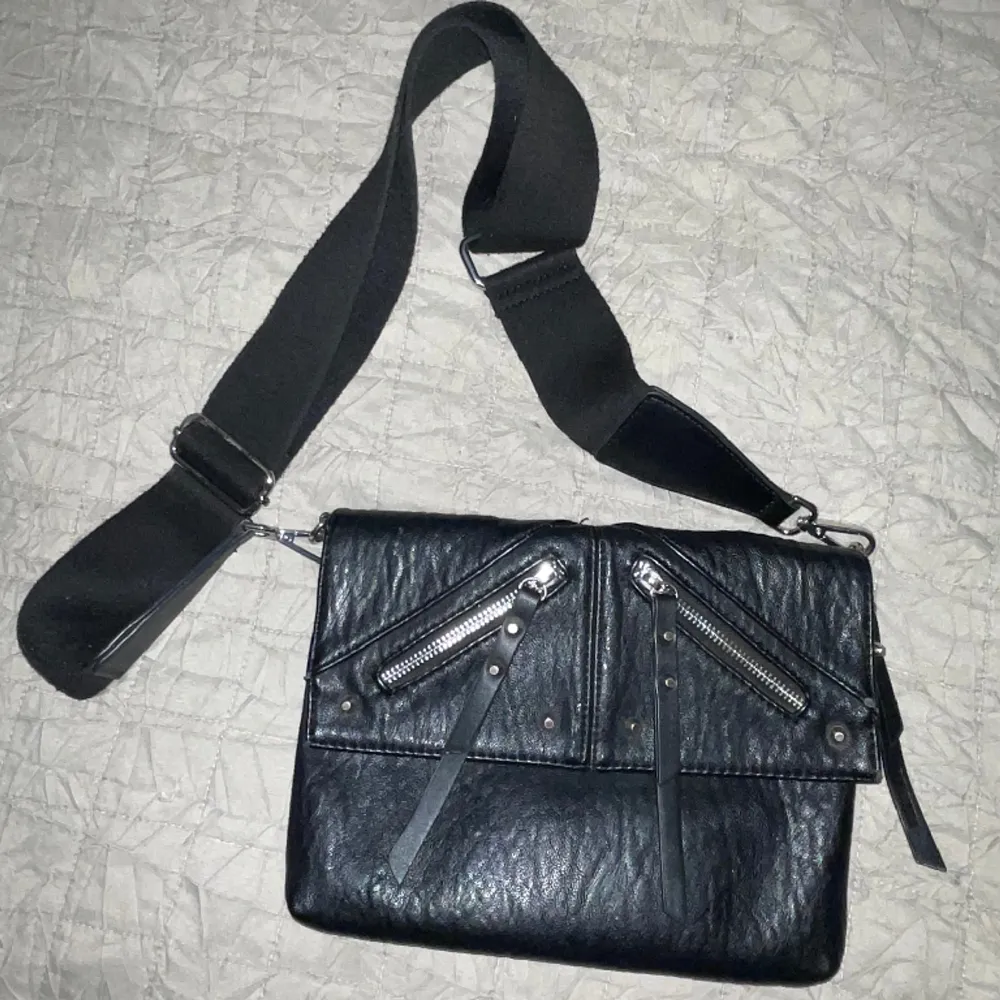 En jätte fin vintage axelremsväska där bandet går att byta ut! Färgen har lossnat lite från silvret 💙. Laukut & Käsilaukut.