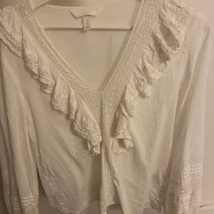 Vit blus - En superfin vit blus med volangen som passar vid många olika tillfällen. Supergott skick, använd fåtal gånger. Pris kan diskuteras😇