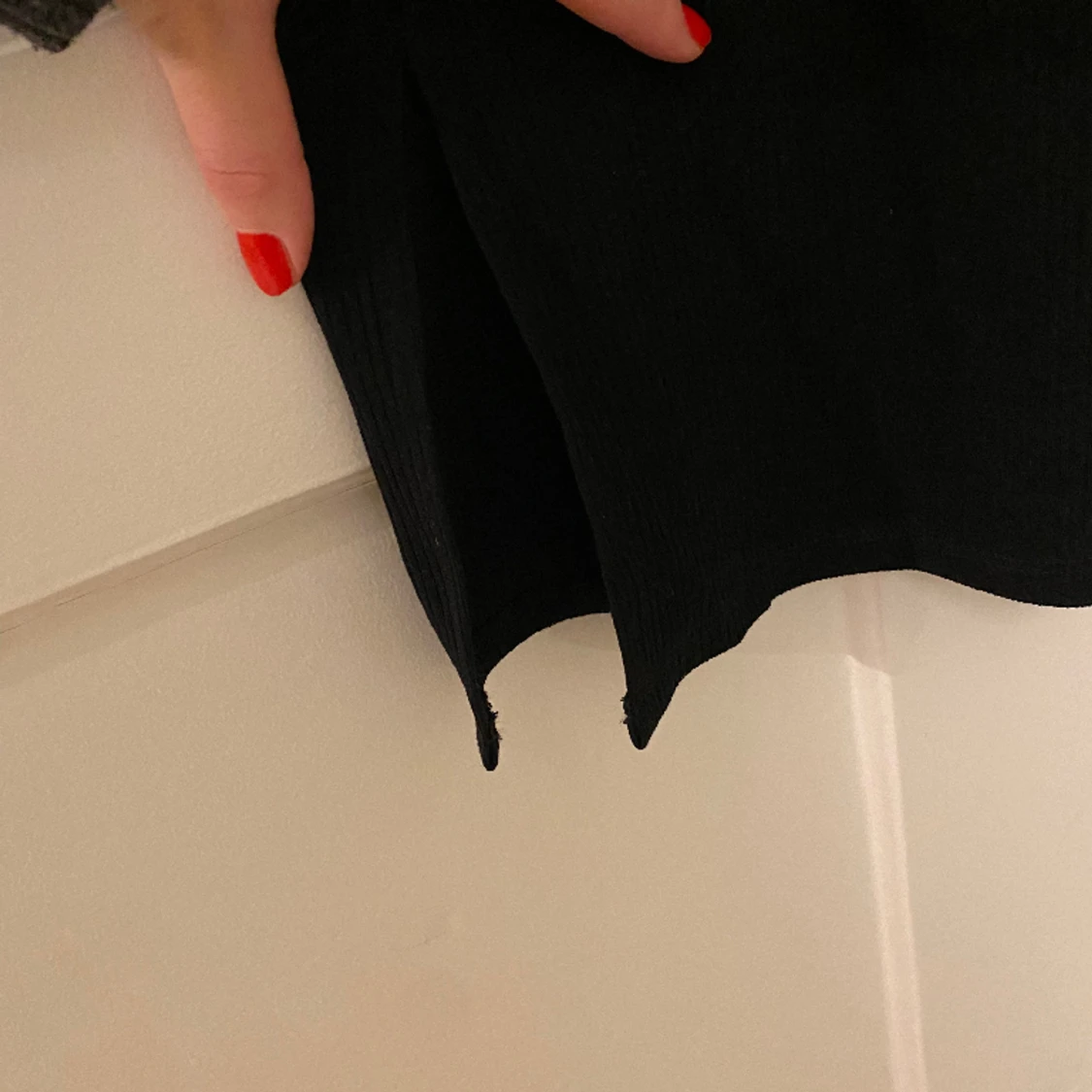 Ribbad svart miniklänning - 91