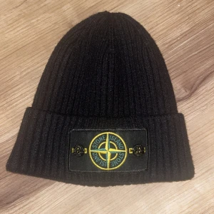 Stone Island mössa - En fin och enkel Stone island mössa. Den är knappt använd och har inga skador.