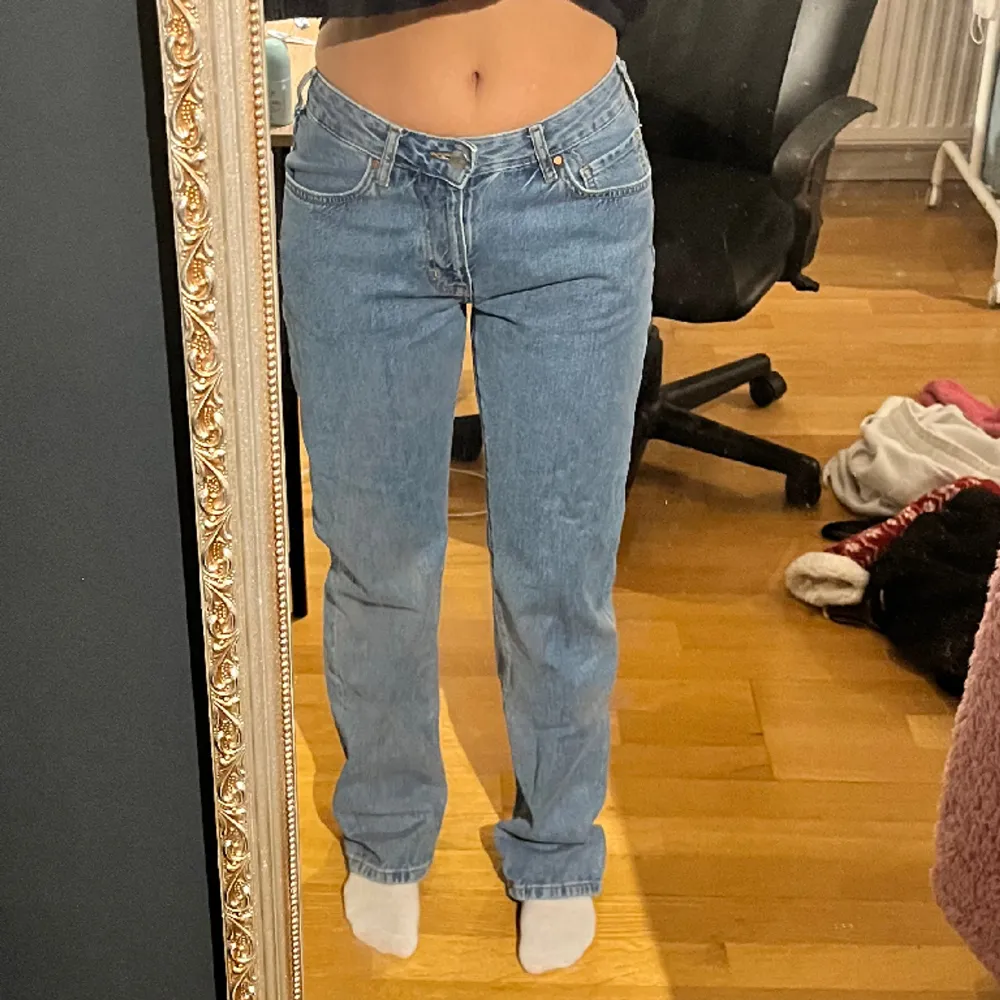 Hejjjj! Jag säljer dessa blåa låg midjade jeans från carlings i storlek 27 med längd 32. De har tyvärr blivit lite för stora för mig därav säljer jag dom. 💙. Jeans & Byxor.