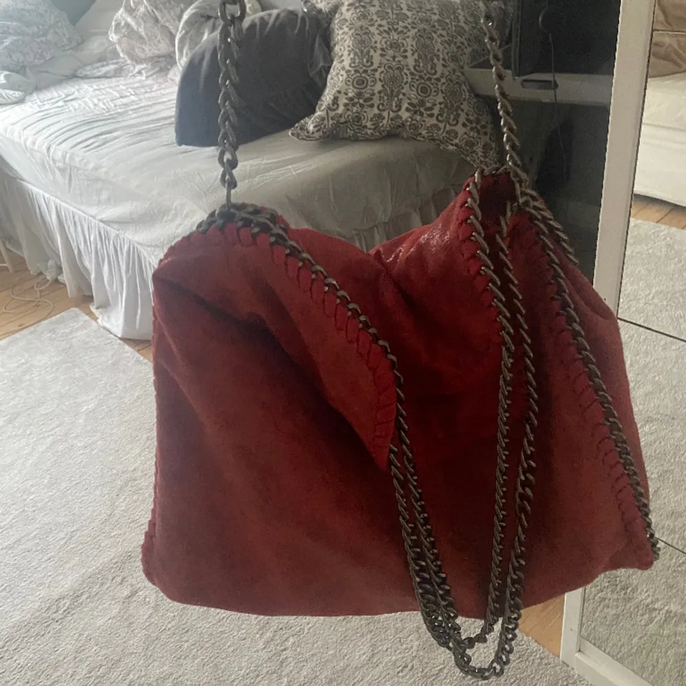 Mörk röd Stella mcartney likande väska nästan öanvänd. Väskor.