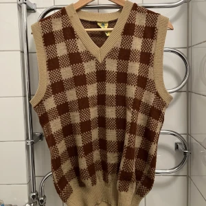 Vintage stickad väst - Vintage stickad väst i storlek S. Tillverkad i Sverige.S Sitter som en smäck!