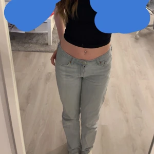bikbok jeans  - Säljer mina low waist jeans från bikbok, säljs då dom aldrig kommer till användning längre.  200kr+ frakt!!🤍 tryck inte på köp nu!