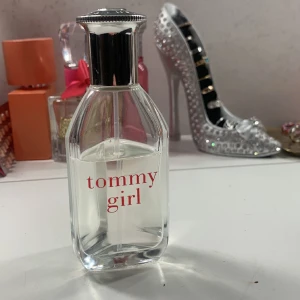 Tommy Girl parfym - Säljer då den inte kommer till användning, lite använd som man kan se på bilden🤍nypris 665kr