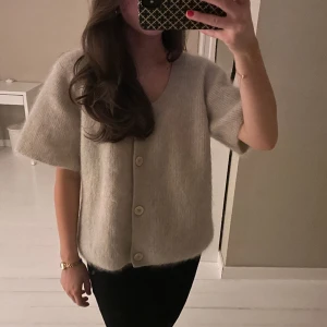 Cos kofta - Såå fin populär kofta ifrån Cos.  Osäker på att sälja❤️passar mig som brukar ha xs/s