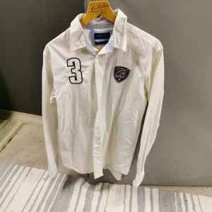 Skjorta Berkeley - Hel och fin, skjorta Berkeley, Polo. Storlek L men jag tror nog den är mer en M. 