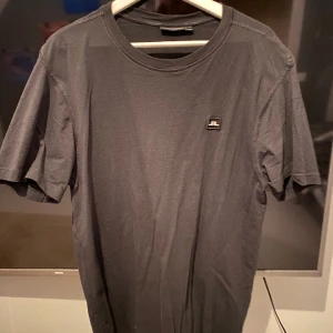 2 st J.linderberg t-shirts i storlek XL - 2 st J.lindeberg t-shirt en svart och en blå, buda för båda eller enbart ena:) priset som står nu är för båda