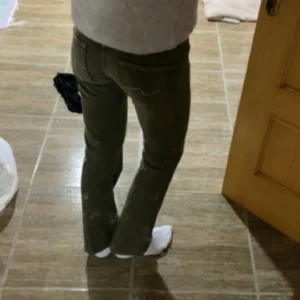 GRÖNA JEANS - Lågmidjade bootcutjeans i en militärgrön nyans. Köpta på marknad utomlands, men är tyvärr aningen för små för mig! 