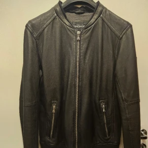 Oakwood - Jimmy Skinnjacka  - Hög kvalité skinnjacka som jag köpte till min bror som sedan ångrade sig och gav tillbaka den till mig. Den passar inte mig därför säljer jag den. Den är oanvänd förutom när jag och brorsan testade på den, så den är som ny! Nypris: 3170kr. Storlek: M