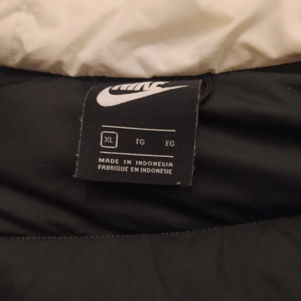 Nike jacket Size XL Very warm . Jackor.