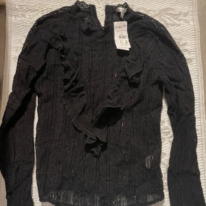 Tröja - Spetströja med volangdetaljer. Aldrig använd, nyskick🖤