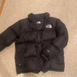 The north face jacka XL/junior - Säljer min jacka för att jag inte har någon andvänding av den  längre.Väldigt lite använd. den är typ blå på bilden men inte i värkligheten.  Priset är inte stuket i sten. 