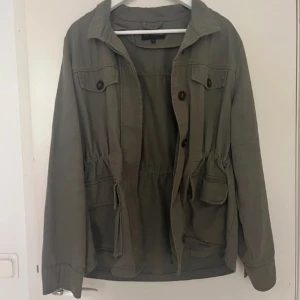 Jacka - Säljer denna gröna militär jacka😁 Jackan är från Kappahl med nypris 600. Storlek m och en trendig jacka☺️