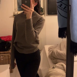 Tröja - Stickad tröja från h&m med en liten slits längst ner på ärmarna. 175kr+frakt 