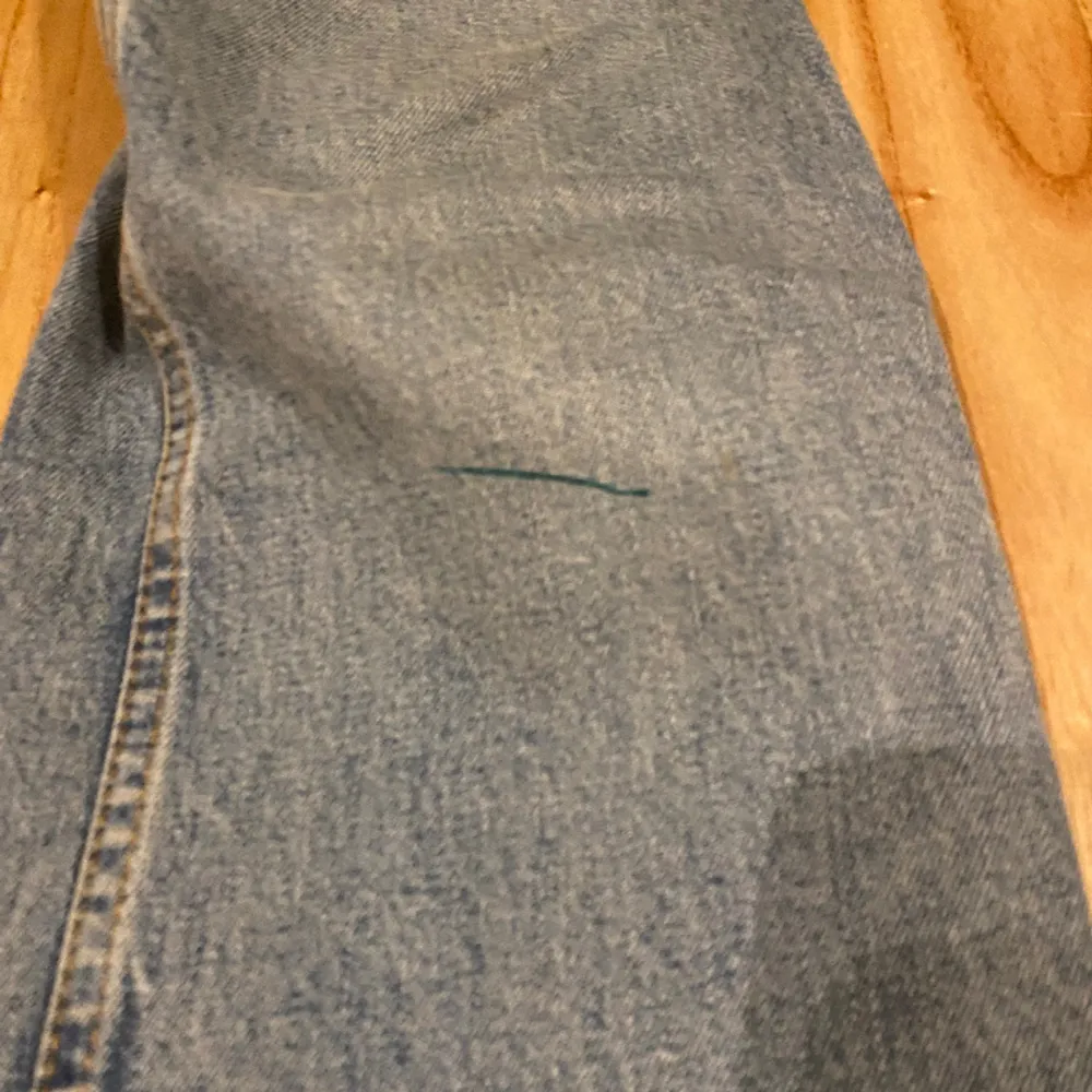 Jätte snygga lågmidjade jeans från zara!! Litet streck men det syns knappt. Jeans & Byxor.