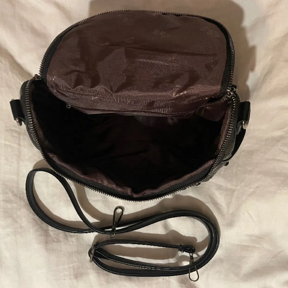 Jätte fin svart nit väska som tyvärr aldieg kommer till användning ❗️ skriv för fler frågar eller funderingar, annars går de bra att trycka på ”köp nu”❤️(band tillkommer). Väskor.