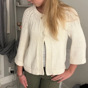 Stickad vit kofta med trekvartsärm🤍🤍 - Så snygg vid trekvartsärmad stickad kofta i toppenskick!✨✨