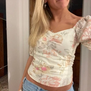 Blus - Jättesöt blus med blommor på från hm, det är en gammal modell men den är i jättefint skick ser som ny ut!🌺🪷🪻💐🌷