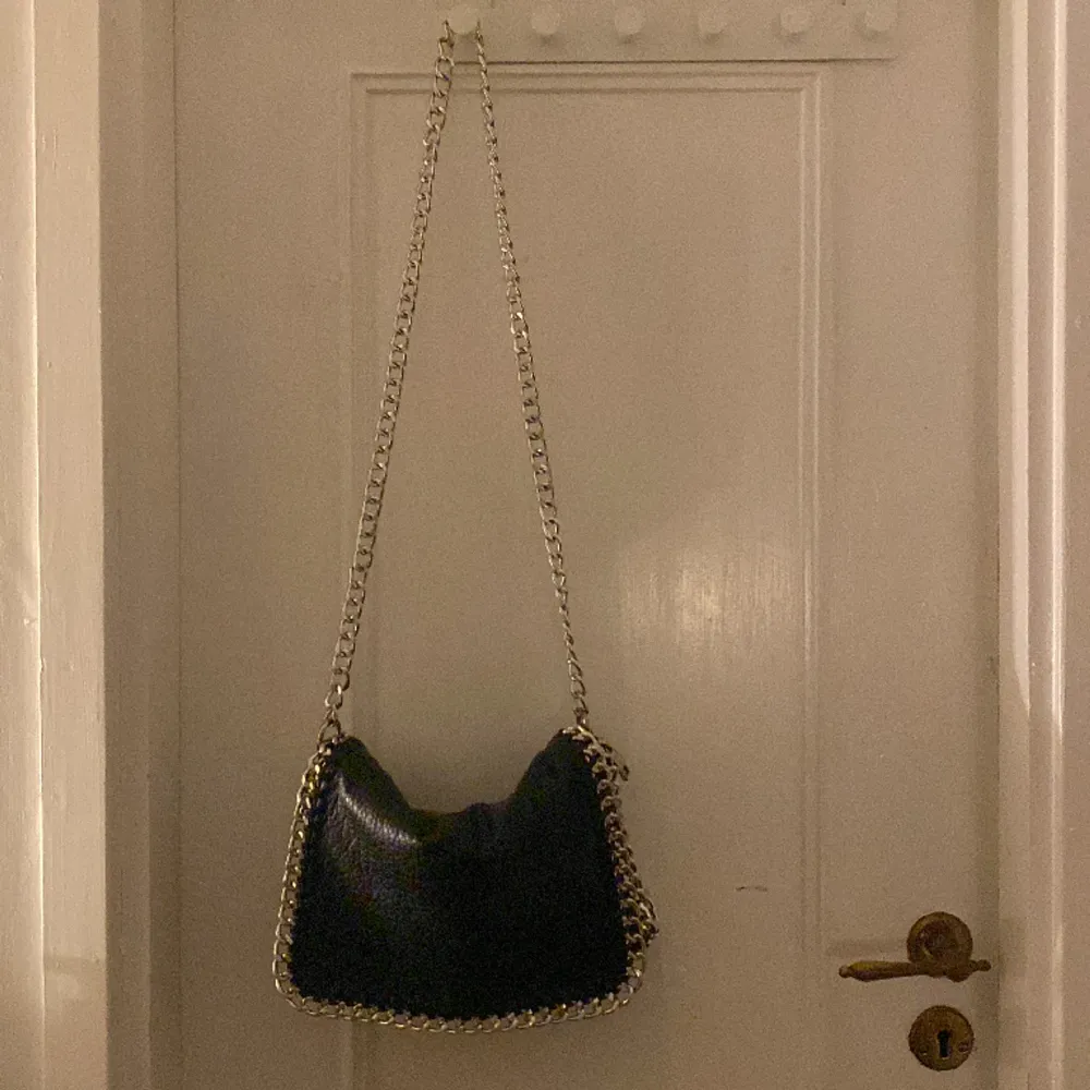Säljer min fina Tiamo väska köpt från Plick för ett tag sedan, då den inte längre kommer till användning. Finns inga defekter, skriv om ni undrar något eller vill ha fler bilder. 😊. Laukut & Käsilaukut.