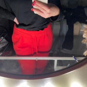 Mjukisbyxor - Röda mjukis från hm. Inte använda jättemkt. Fortfarande luddigt på insidan❣️