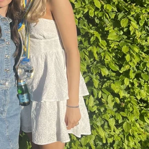 Student klänning - Säljer denna jätte fina vita klänning. Använd en gång endast. Är 178 ❤️🫶🏻🤍kostar 600kr nypris