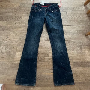 Lågmidjade bootcut jeans  - Lågmidjade bootcut jeans som är helt nya! Midjemått 34 cm rakt över innerbenslängd 83cm ❤️‍🔥