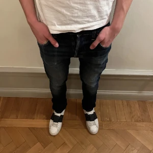 Nudie jeans  - Ett par riktigt feta Nudie jeans. Med passform slimfit. Finns ett hål i högra fickan där av priset!  Modellen är cirka 180 och väger 70. Hör av dig vid frågor!