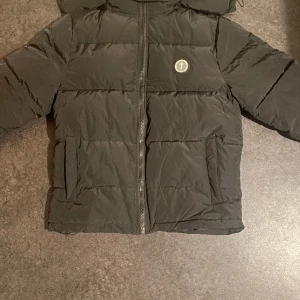 Trapstar jacka - Perfekt för vintern. Varm och skön.  Priset går att diskutera