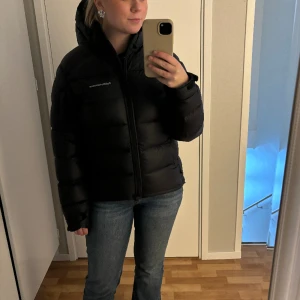 peak performance jacka dam - Snygg vinterjacka väldigt fräch och varm jacka. Säljer den för att jag inte använder den då jag köpt en ny.😊