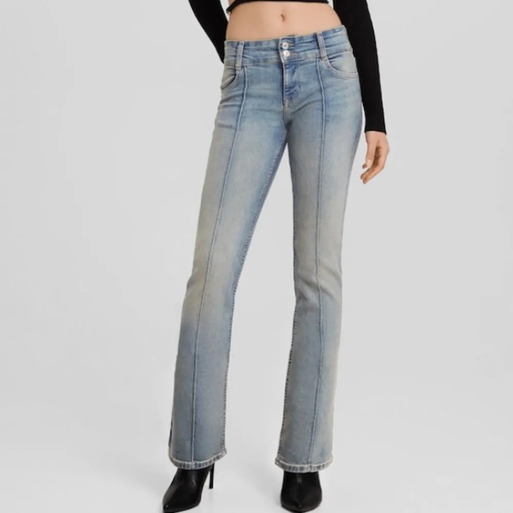 säljer dessa helt oanvända lågmidjade jeans från bershka i storlek 38/36 (små i storleken) som en kommer till användning! prislapp borttagen men aldrig använda. nypris 400kr💝. Jeans & Byxor.
