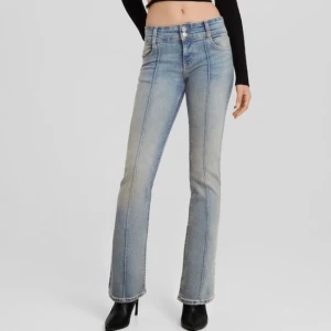 lågmidjade jeans  - säljer dessa helt oanvända lågmidjade jeans från bershka i storlek 38/36 (små i storleken) som en kommer till användning! prislapp borttagen men aldrig använda. nypris 400kr💝