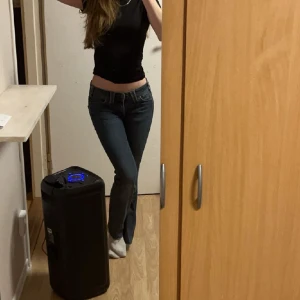 Low waist jeans - väldigt sköna jeans, bekväma med skönt material, low waist, storlek 25 men passar på både XS och S då det är väldigt stretchigt, frågor eller annat på dm!