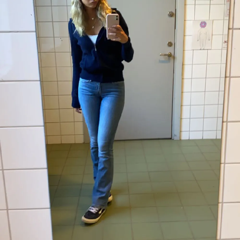 Crocker jeans i modellen 231 som inte säljs längre, byter gärna mot samma modell men större storlek! Benet har sytts ihop här fram men inget som läggs märke till, har ett litet hål över backfickan, kan skicka bild privat. Jeans & Byxor.