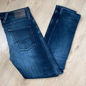 Replay Anbass jeans - Riktigt feta replay jeans! Knappt använda, inga defekter. Skriv till mig om ni har frågor eller vill ha mer bilder! Priset kan diskuteras vid snabb affär!🙌🏻