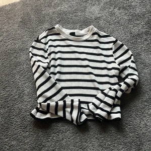 Stickad tröja  - Stickad jätteskön och fin randig tröja. 